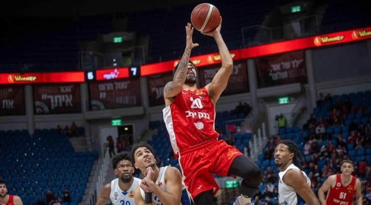 ג'רמי מורגן זורק לסל