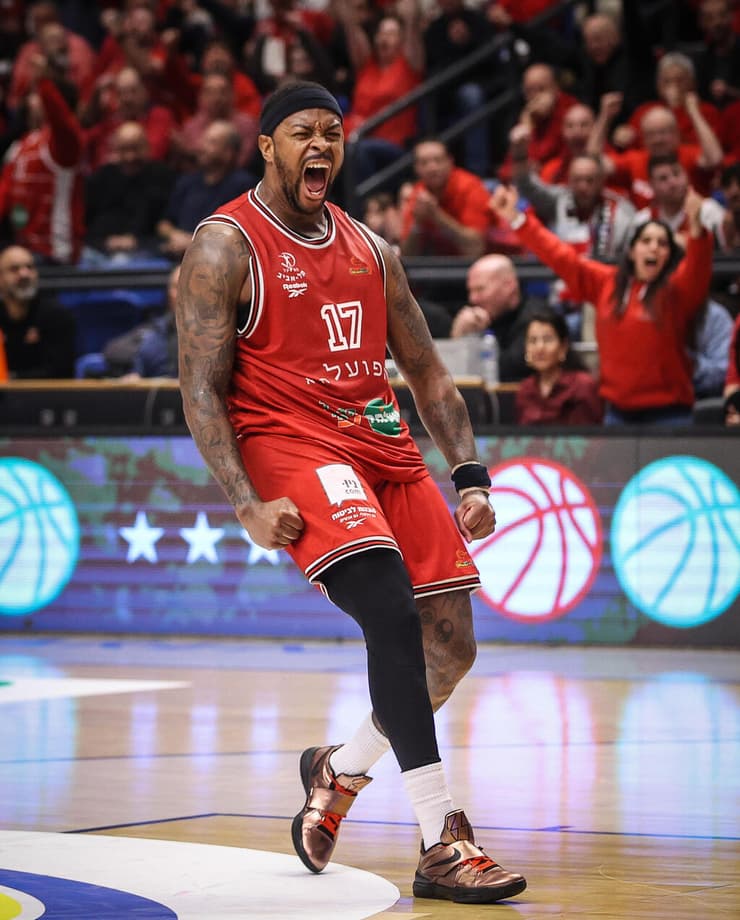 שחקן הפועל ת"א מרקוס פוסטר