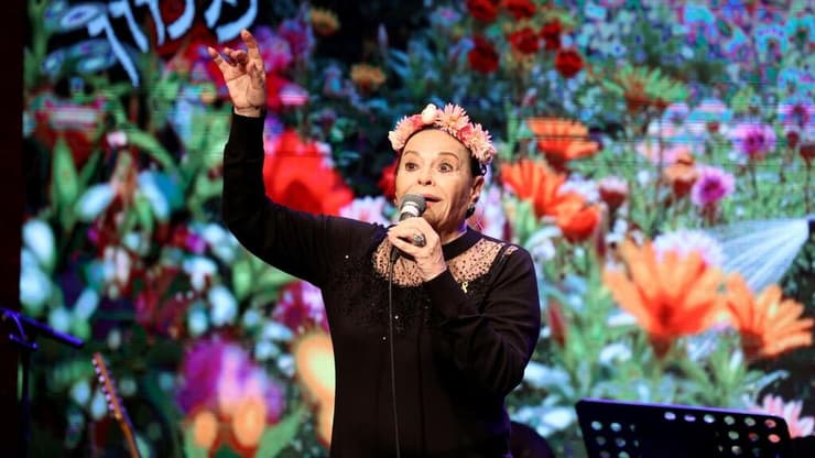 כולם הגיעו לברך. גילה אלמגור (צילום: איציק בירן) מתוך "מומולדת לגילה אלמגור"