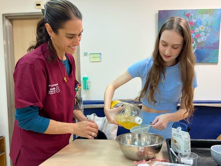 עדי קנוב בריפוי בעיסוק בשיעור בישול