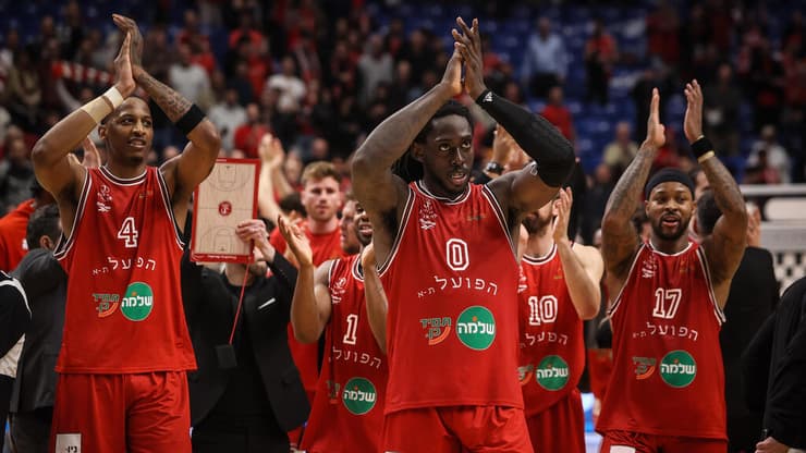 שחקן הפועל ת"א ג'ונתן מוטלי עם מרקוס פוסטר מרקוס בינגהאם