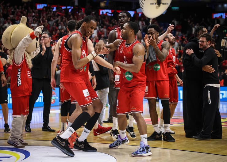 שחקן הפועל ת"א ג'ו רגלנד עם מרקוס בינגהאם