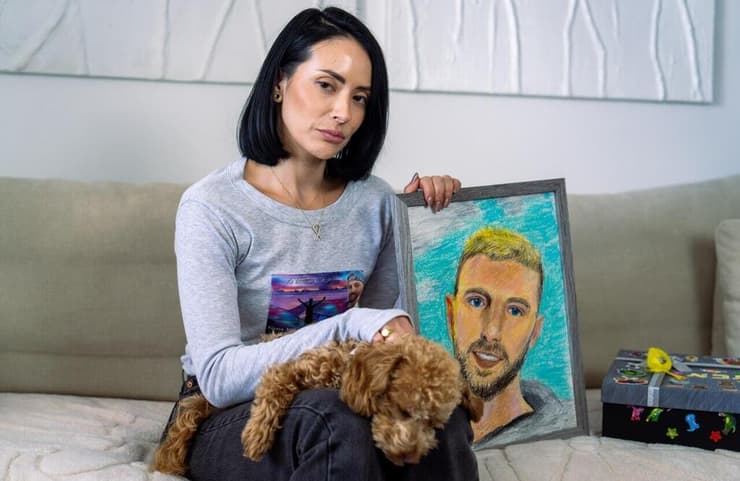 רבקה בוחבוט, ולצידה הקופסה שהכין ראם דוד עבור אביו שבשבי (צילום: שלו שלום) רבקה בוחבוט, אשתו של אלקנה החטוף בעזה