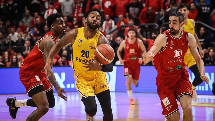 שחקן מכבי ת"א ליוואי רנדולף מול שחקן הפועל ת"א בר טימור