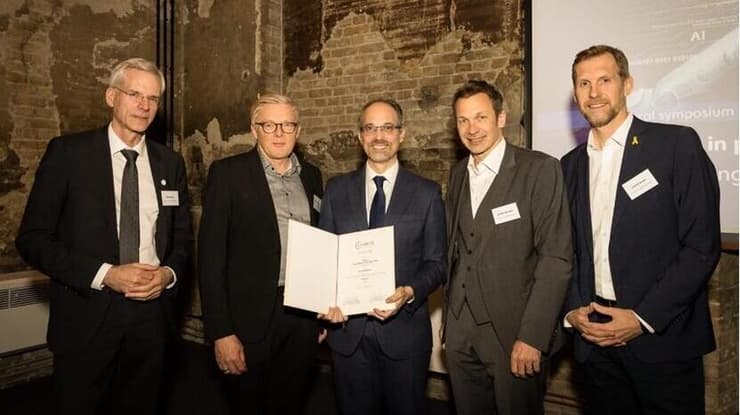 מימין לשמאל: פרופ' לייף אריק סנדר (מנחה הטקס), פרופ' יואכים שפרנגר (דיקן), פרופ' רן בליצר, פרופ' כריסטפר באום (יו"ר, Berlin Institute of Health), פרופ' מרטין קרייס (ראש המערך הרפואי בשאריטה)
(צילום: Andrea Vollmer) פרופ' רן בליצר קיבל אות כבוד מאוניברסיטת שאריטה בגרמניה