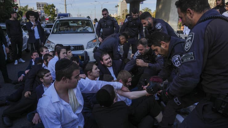 חרדים קיצוניים חוסמים את כביש 4 בעקבות מעצר של משתמט