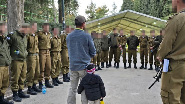 סגן אלוף במילואים אורן גאלדור בשיחה עם טירוני הנדסה קרבית