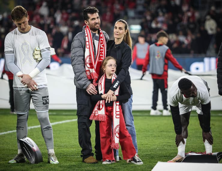 שורד השבי שגיא דקל-חן לצד אשתו ובתו לפני המשחק בין הפועל באר-שבע למכבי חיפה