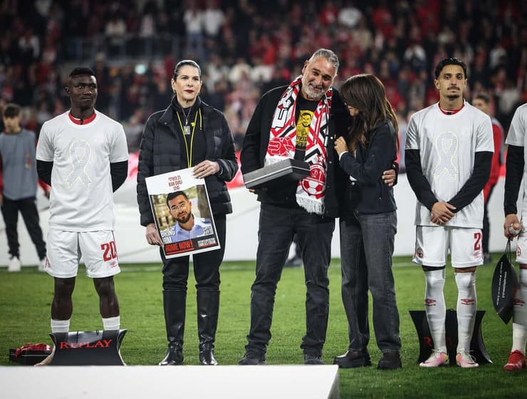 משפחתו של החטוף רן גואילי עם בעלי הפועל באר-שבע אלונה ברקת