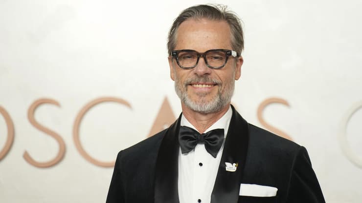 גאי פירס עם סיכת Free Palestine בטקס פרסי האוסקר 2025