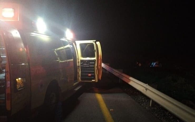 הזירה בגולן (צילום: תיעוד מבצעי מד"א) זירת תאונת הדרכים בכביש 808, סמוך לאניעם