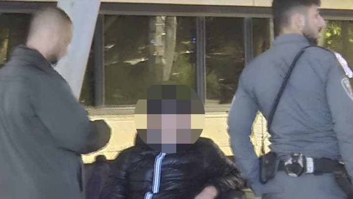 מיצב של שפיכת דם מול ביתו של אמיר אוחנה
