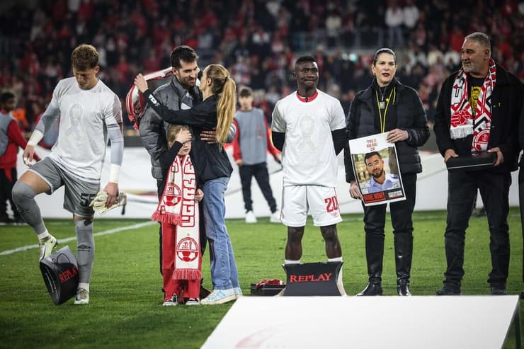 שורד השבי שגיא דקל-חן לצד אשתו לפני המשחק בין הפועל באר-שבע למכבי חיפה