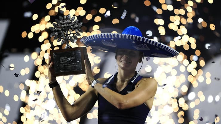 נבארו והגביע במקסיקו (צילום: REUTERS/Carlos Perez Gallardo) נבארו