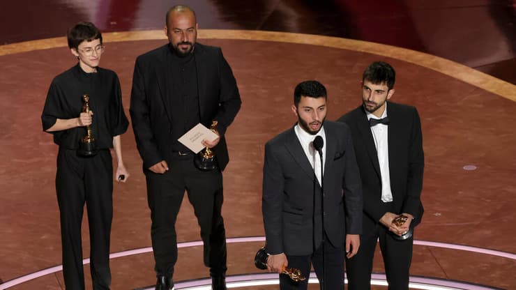 יוצרי "אין ארץ אחרת" עם פרס האוסקר