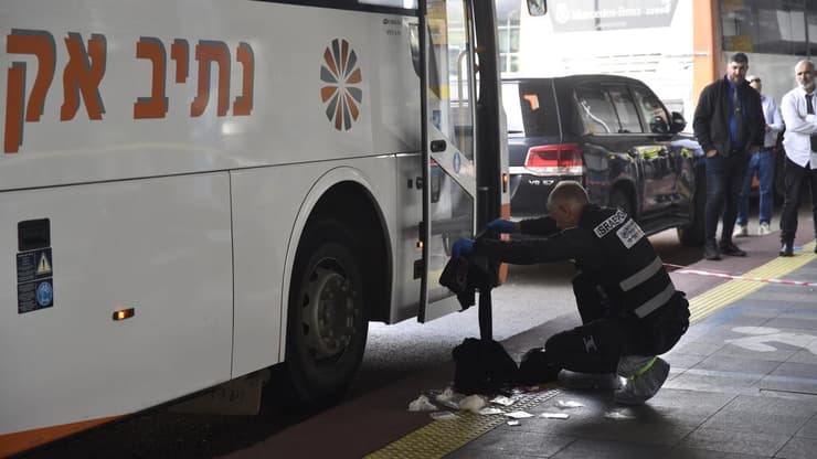 מסע הדקירות החל באוטובוס. "יש פה ילד קטן" (צילום: שרון צור) זירת הפיגוע