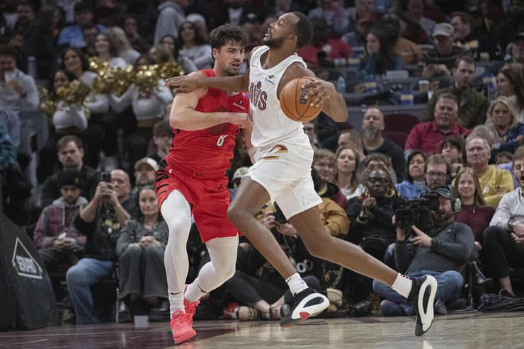 שחקן פורטלנד טרייל בלייזרס דני אבדיה שומר על שחקן קליבלנד קאבלירס אוון מובלי