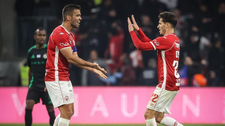 ויטור ולופס חוגגים את הקאמבק המטורף (צילום: הרצל יוסף) שחקן הפועל באר-שבע הלדר לופס עם מיגל ויטור