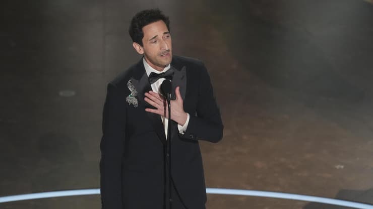 אדריאן ברודי על במת האוסקר עם הפסלון