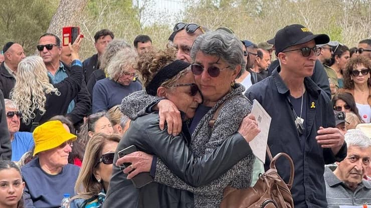 עדינה משה ורחל אלגרט בטקס האשכבה של איציק אלגרט ז"ל