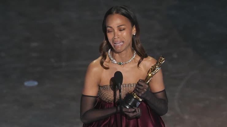 זואי סלדנה עם האוסקר