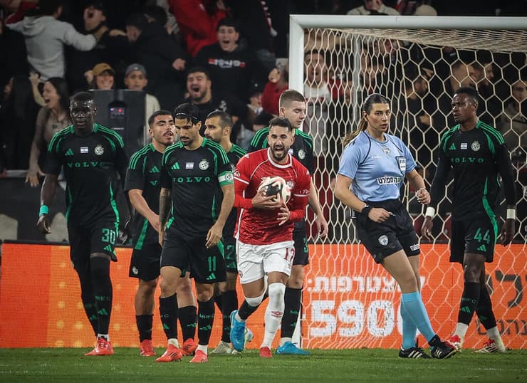 תורג'מן חוגג. קאמבק מופלא של באר-שבע (צילום: הרצל יוסף) שחקן הפועל באר-שבע אלון תורג'מן מול שחקני מכבי חיפה המאוכזבים