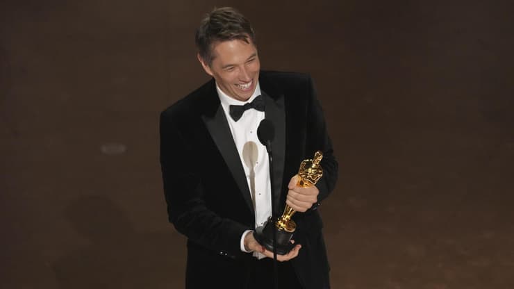 שון בייקר זוכה באוסקר הבימוי על "אנורה"