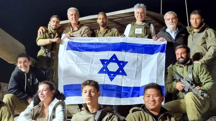  מנכ"ל ומייסד העמותה ד"ר שמעון סבג ומתנדבי העמותה משמחים חיילים בשטחי כינוס