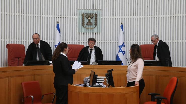 "מסר חשוב לרשויות האכיפה". השופטים מינץ, עמית וסולברג, ארכיון (צילום: עמית שאבי ) עתירת משפחות התצפיתניות בבג"ץ