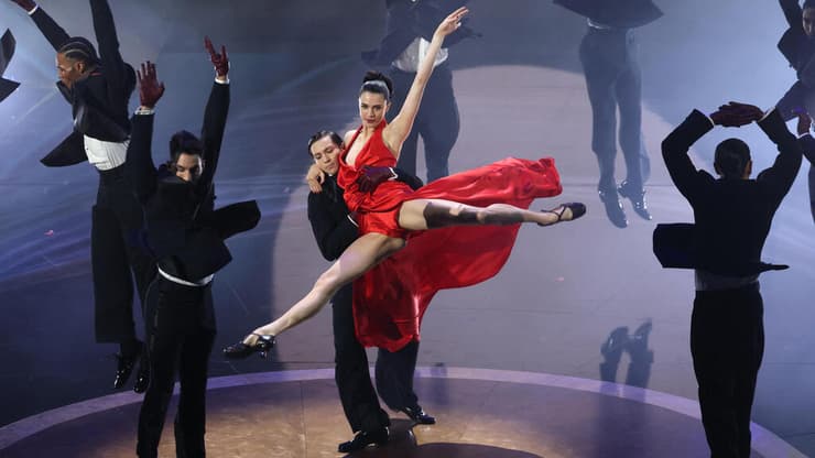 מרגרט קוואלי במחווה לג'יימס בונד