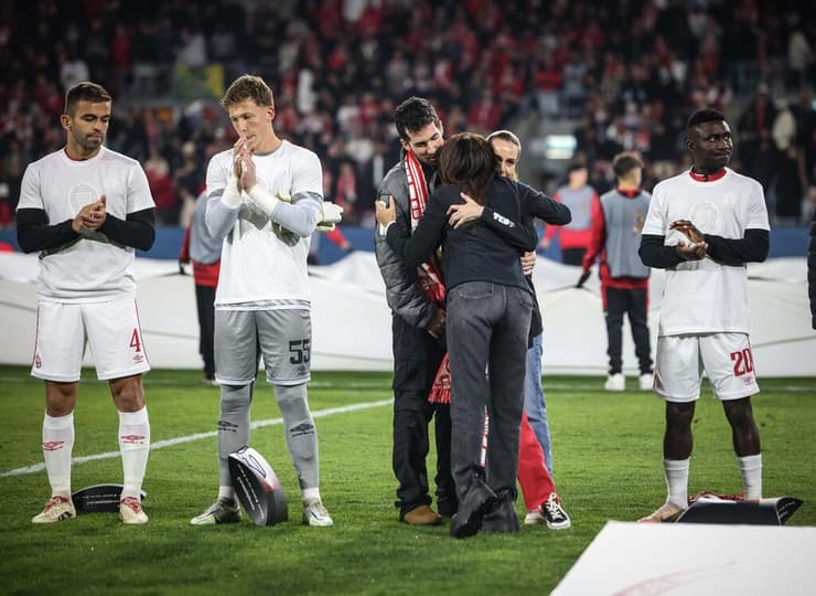 שורד השבי שגיא דקל-חן עם בתו ואשתו עם בעלי הפועל באר-שבע אלונה ברקת