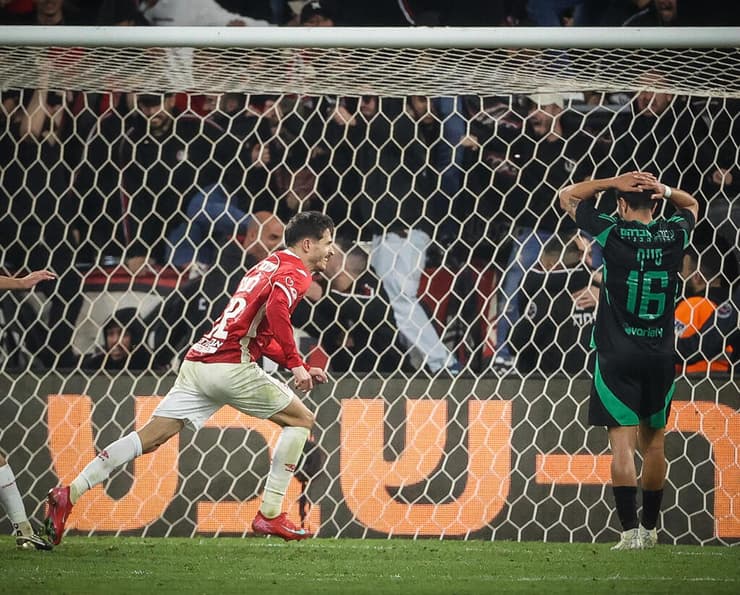 איזה קאמבק. לופס חוגג, שחקני חיפה תופסים את הראש (צילום: הרצל יוסף) שחקן הפועל באר-שבע הלדר לופס