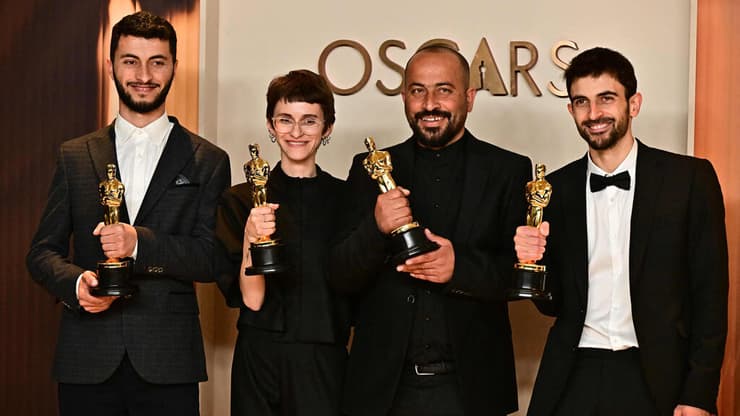 יוצרי "אין ארץ אחרת" עם פרס האוסקר