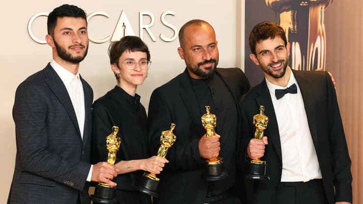 יוצרי "אין ארץ אחרת" עם פרס האוסקר
