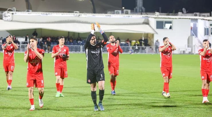 שחקני הפועל ת"א מודים לקהל