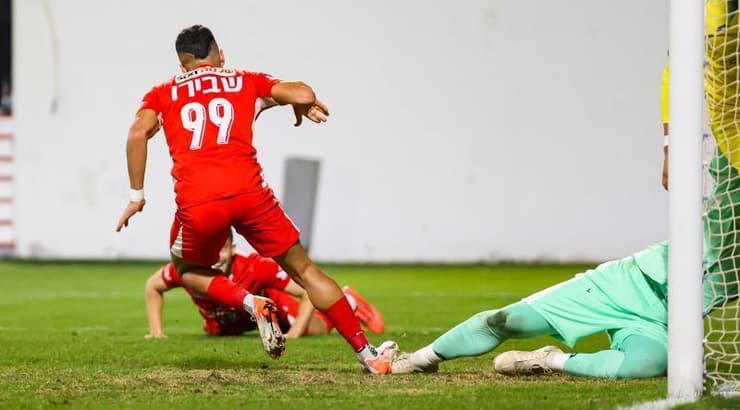 איתמר שבירו רגע לאחר שהכדור נכנס לרשת