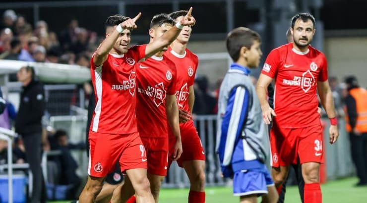 שחקני הפועל ת"א בטירוף אחרי השער השני