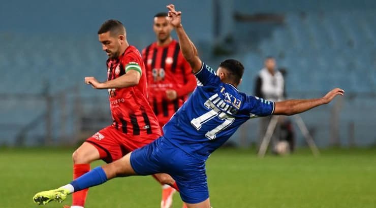 יובל ששון מנסה לעצור את גידי קאניוק