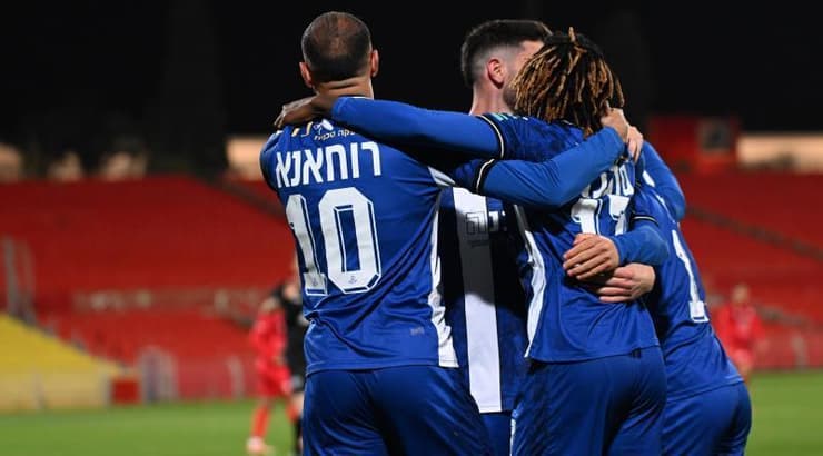 שחקני הפועל פ"ת חוגגים