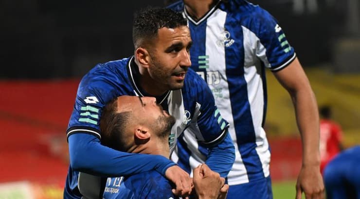 שחקני הפועל פ"ת חוגגים עם רוחאנא