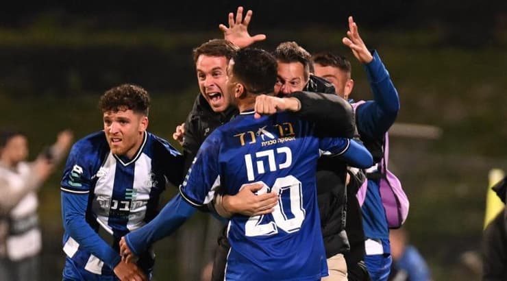 שחקני הפועל פתח תקווה חוגגים בטירוף