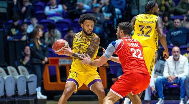 מייק דייויס מול סאם איוריו