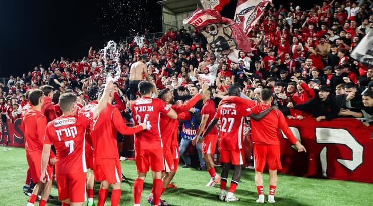 שחקני הפועל תל אביב חוגגים עם הקהל בסיום
