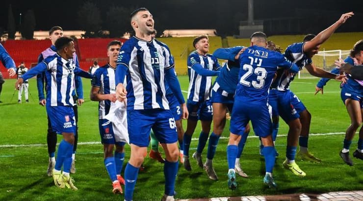 שחקני הפועל פתח תקווה המאושרים בסיום