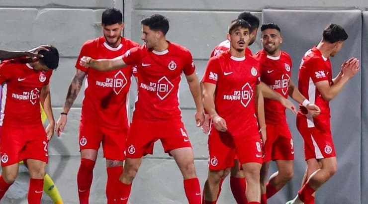 שחקני הפועל תל אביב חוגגים את השלישי