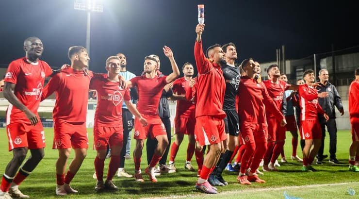 שחקני הפועל תל אביב חוגגים עם הקהל בסיום