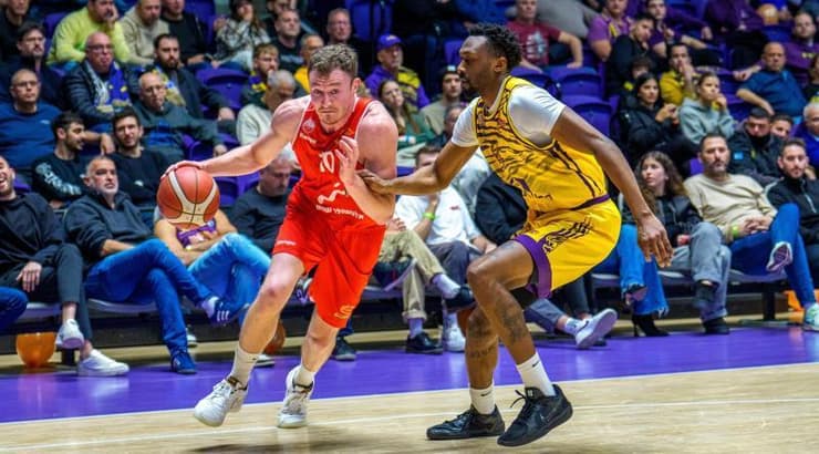 ספנסר וייס מול דאקארי טאקר