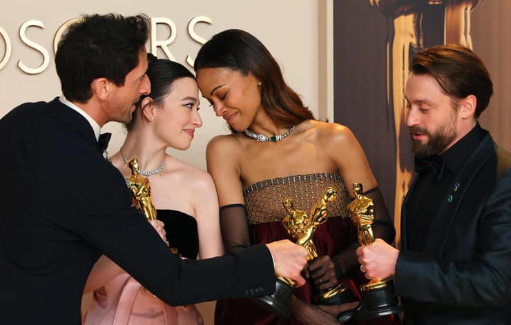 קירן קאלקין, זואי סלדנייה, מייקי מדיסון ואדריאן ברודי עם הפסלונים