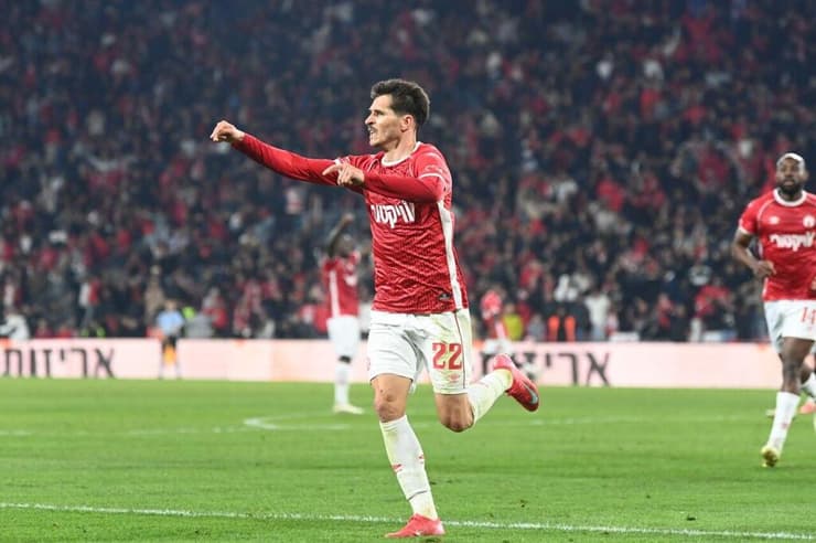 שחקן הפועל באר-שבע הלדר לופס חוגג