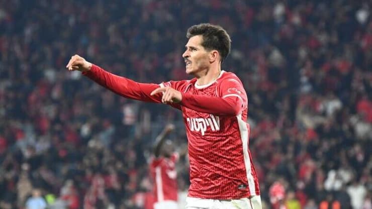 נשאר אדום. לופס (צילום: הרצל יוסף) שחקן הפועל באר-שבע הלדר לופס חוגג